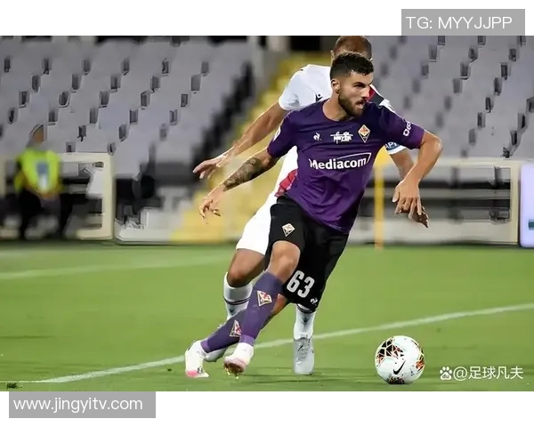 帕纳辛纳与巴塞罗那的巅峰对决展现足球魅力与激情的较量